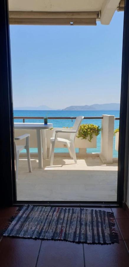 Stunning Beachfront Apartment Stratos Nerantza Exterior photo
